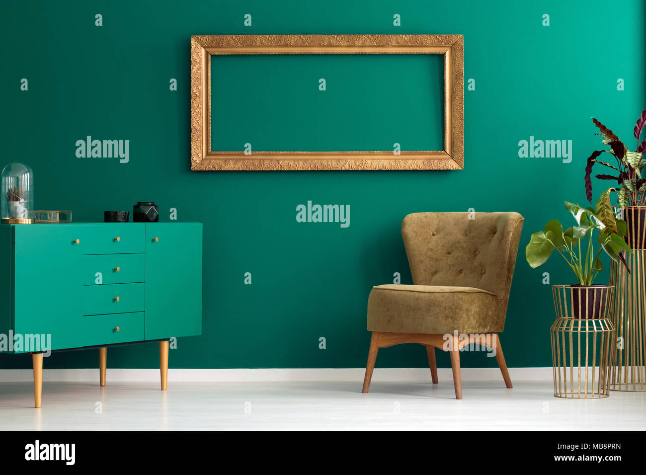 Grün Schrank und Sessel im Wohnzimmer Interieur mit MOCKUP an der Wand Anlage Stockfoto