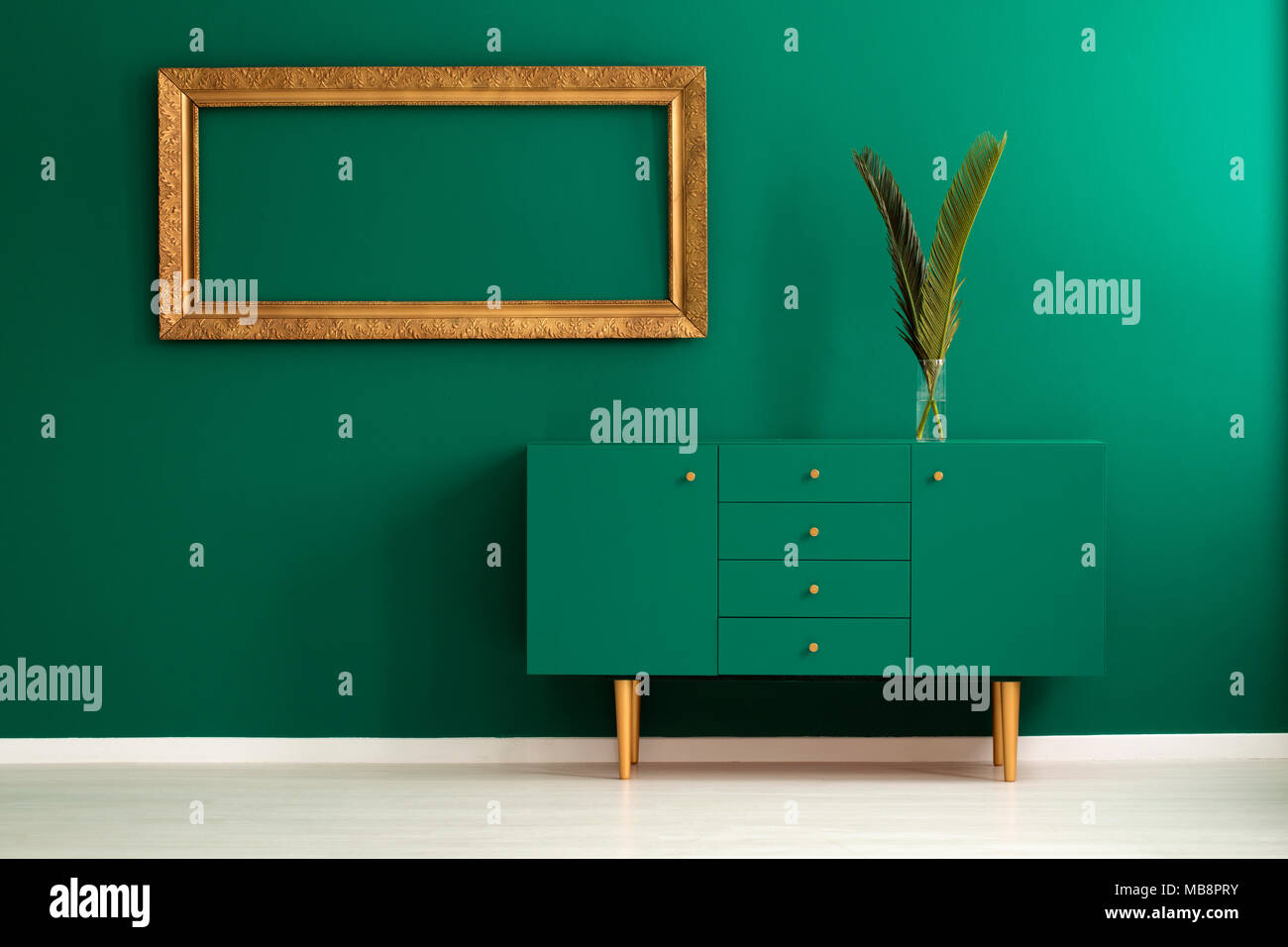 Grün Schrank mit Anlage gegen die Wand mit leeren, Gold frame im Vorraum Interieur mit mockup Stockfoto