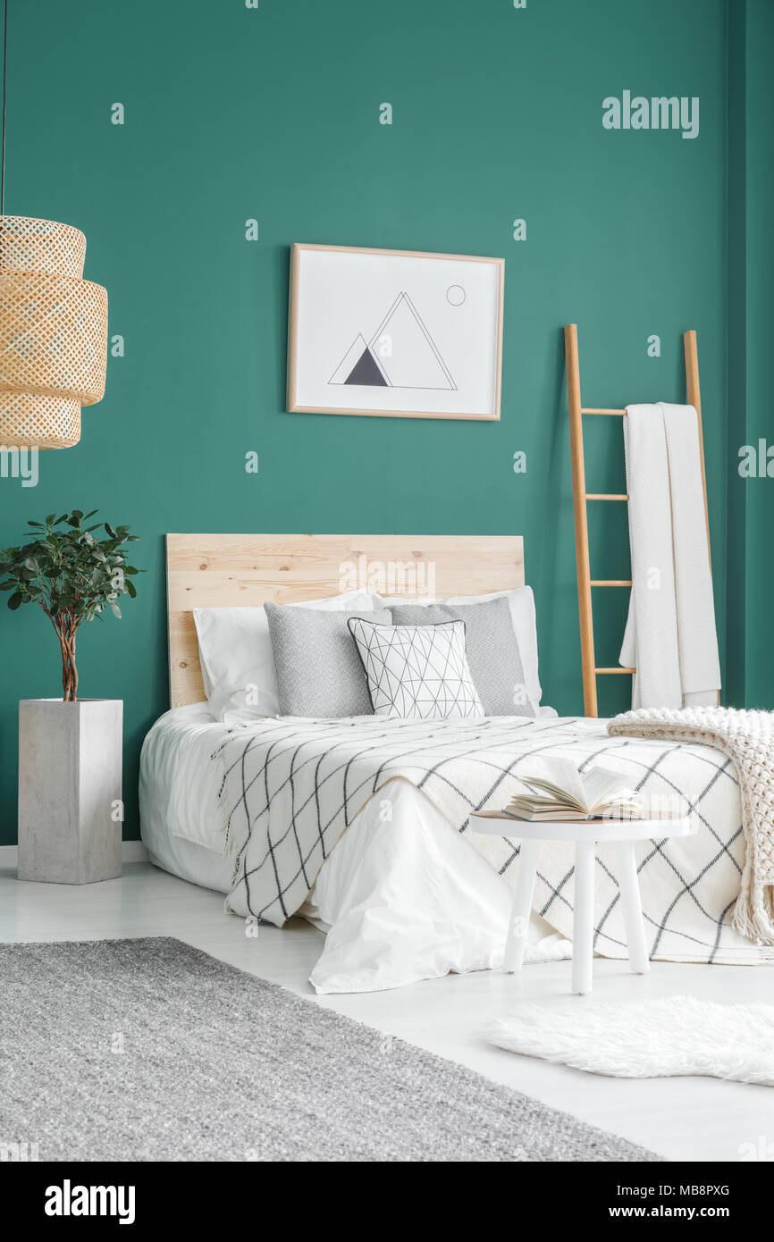 Neben Holz- Bett gegen grüne Wand mit Himmelbett im Schlafzimmer Innenraum mit Leiter Stockfoto
