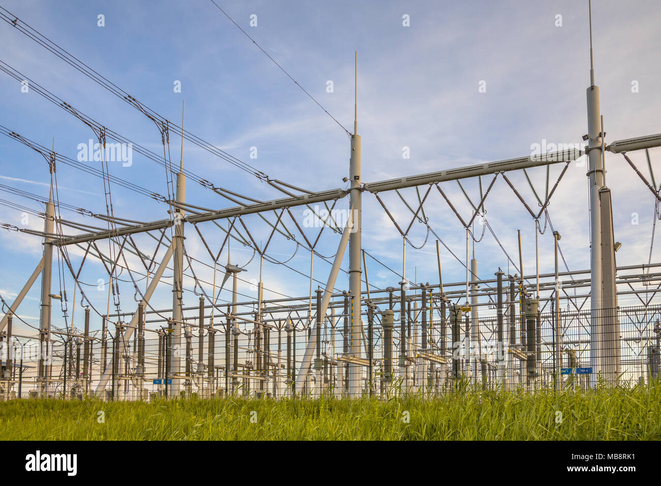 Ultra moderne High voltage Transformation power station für elektrische Industrie mit mehreren Transformatoren und Isolatoren Stockfoto