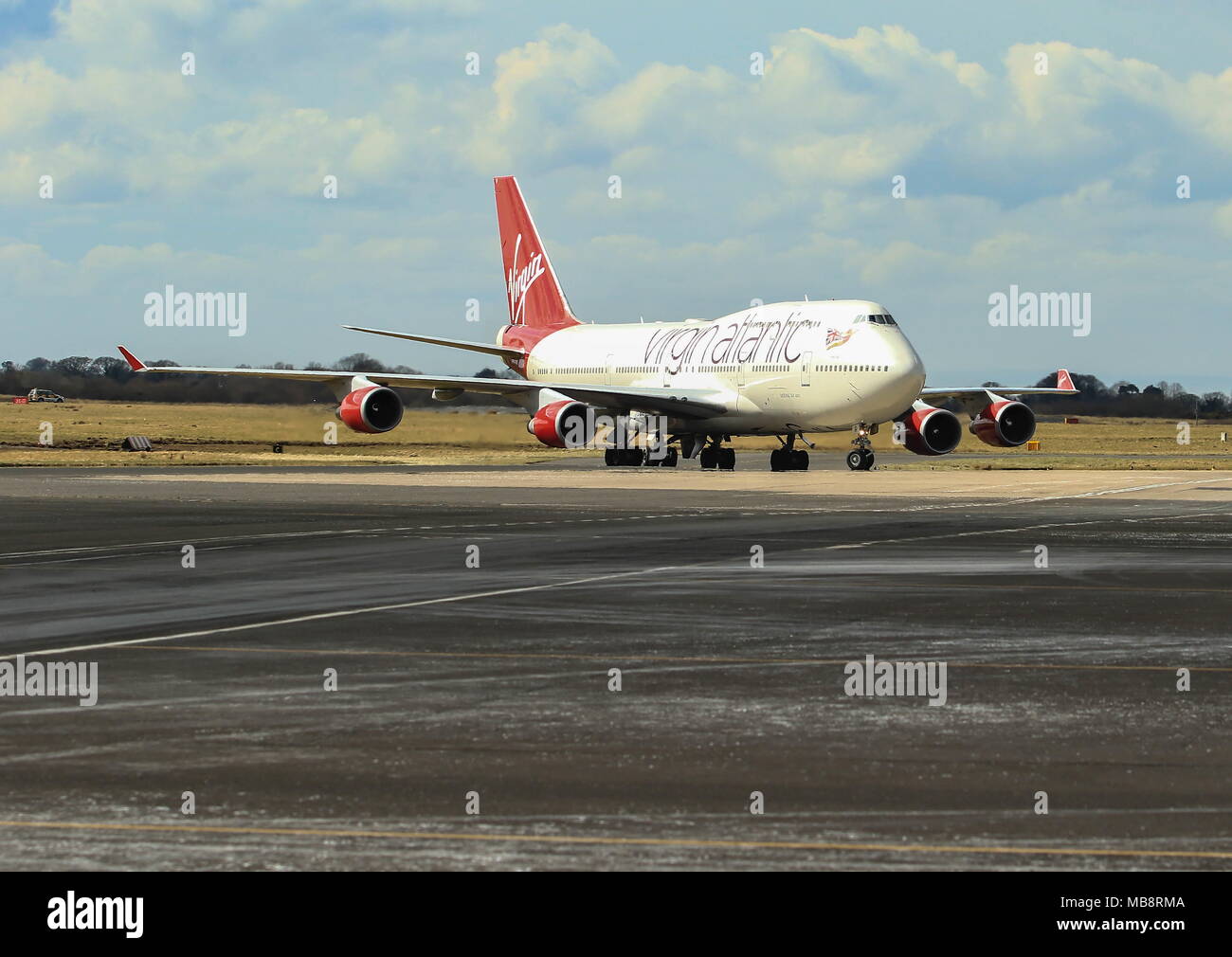 Jungfrau 747-400 und Easyjet Airbus. Stockfoto