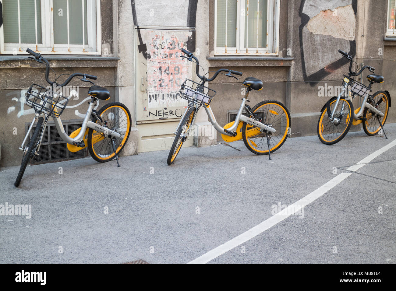 O-Fahrrad-System in Wien, 3 Fahrräder, die auf dem Bürgersteig geparkt, 2-04 2018 Wien Österreich Stockfoto