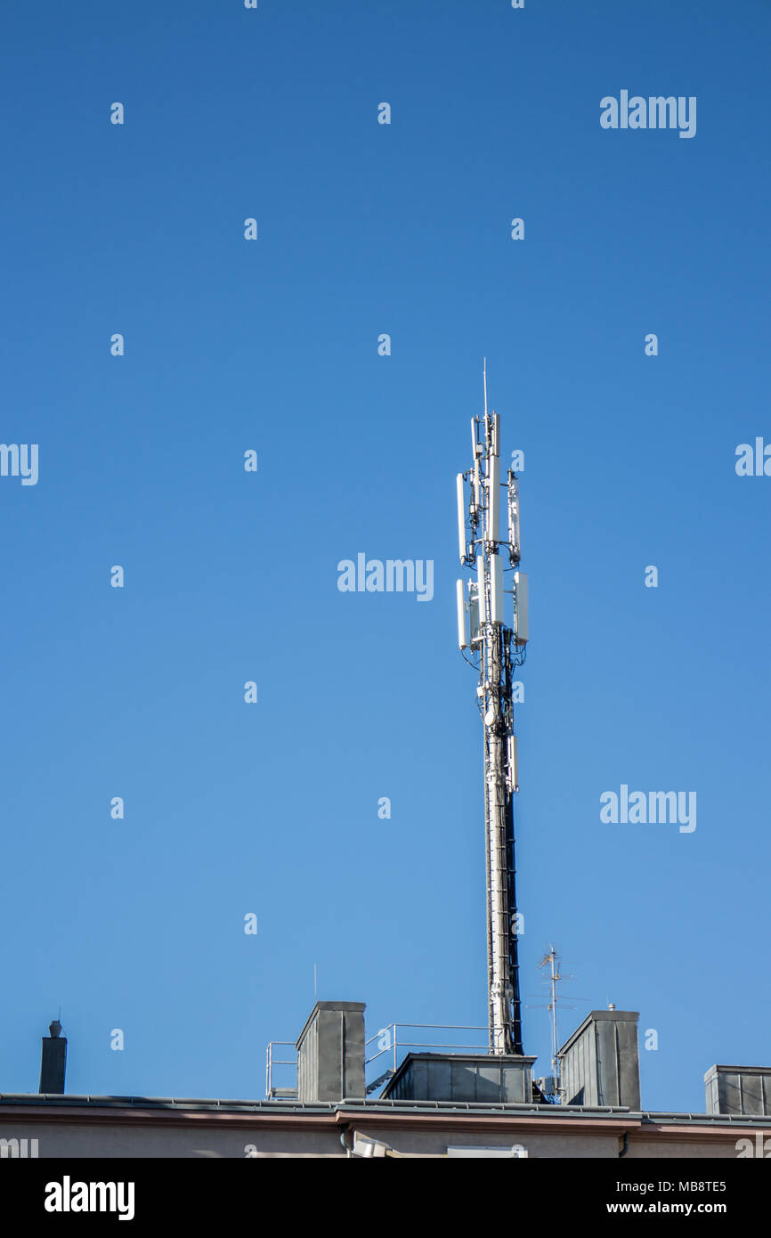 Mobiltelefon drahtlose Kommunikation GSM-Basisstation auf Hausdach, kopieren Raum Stockfoto