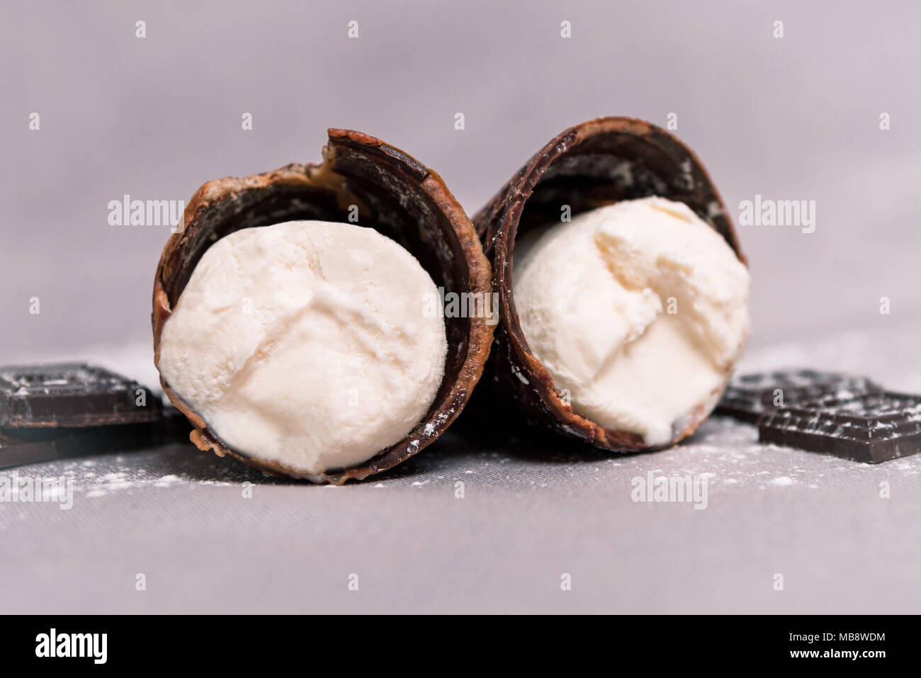 Eis in einem Horn mit Schokolade Stockfoto