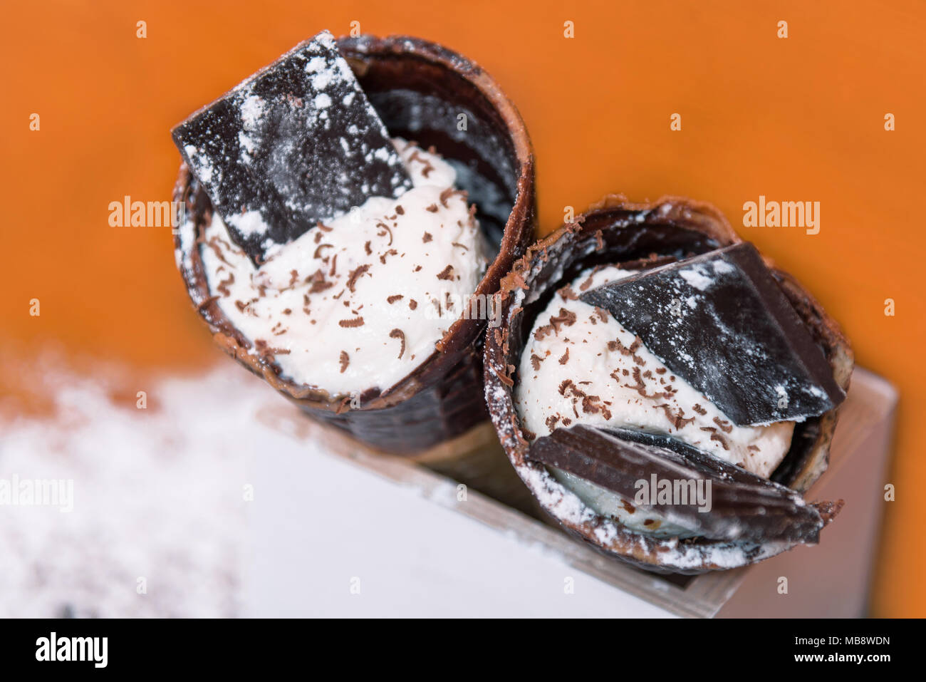 Eis in einem Horn mit Schokolade Stockfoto