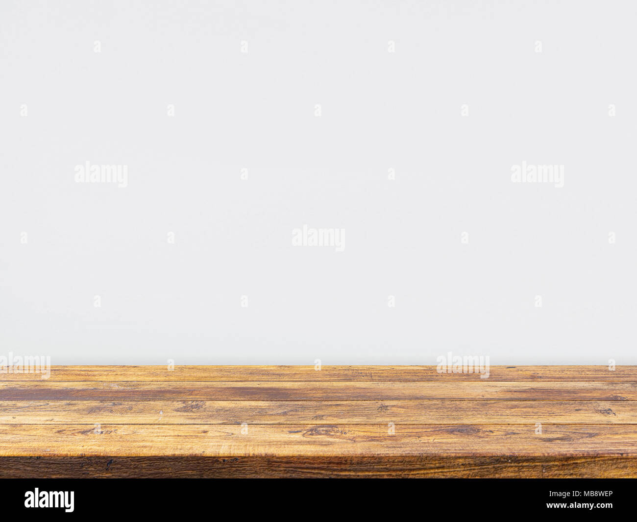 Holz- Tabelle oben auf weißem Beton wand hintergrund Vorlage angezeigt Stockfoto