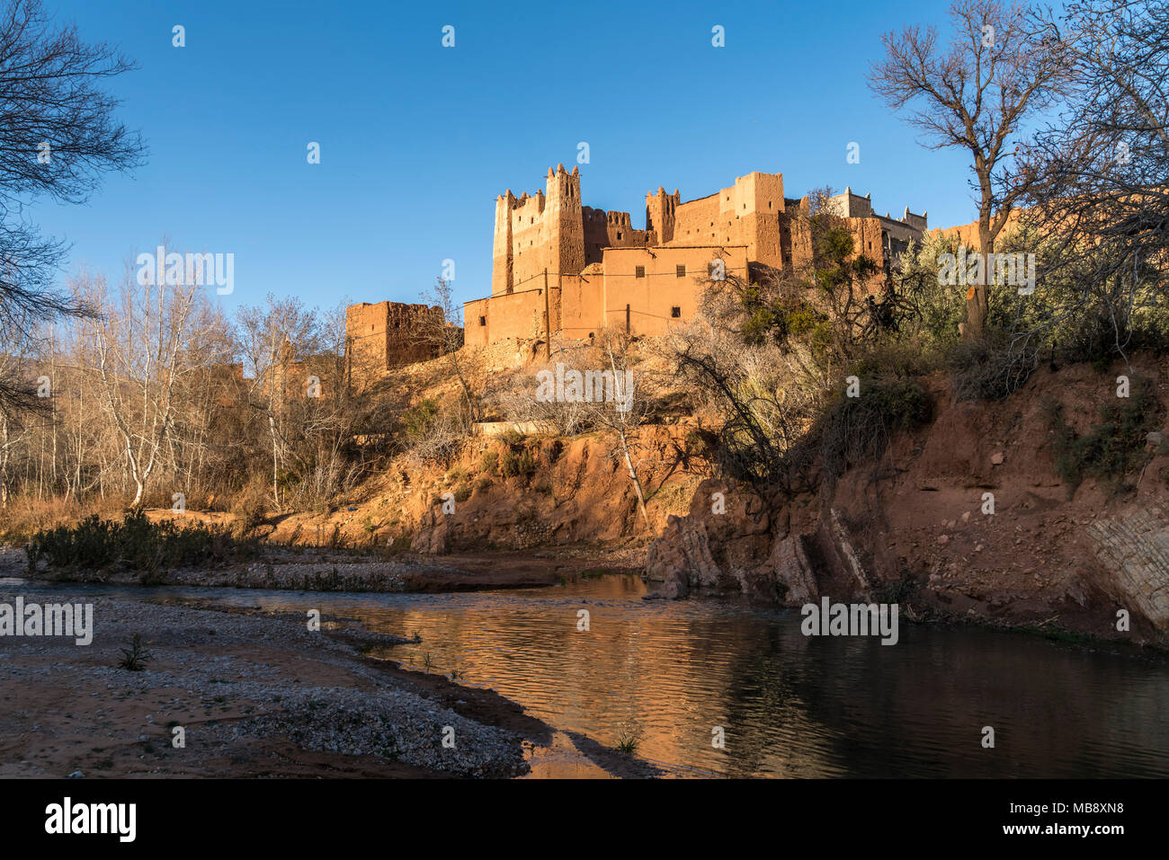 Kasbah im Dadestal bei Ait Arbi am Fluss Dades, Boumalne, Königreich Marokko, Afrika | Kasbah in die Dades-schlucht in Ait Arbi auf Dades Flusses, Boumal Stockfoto