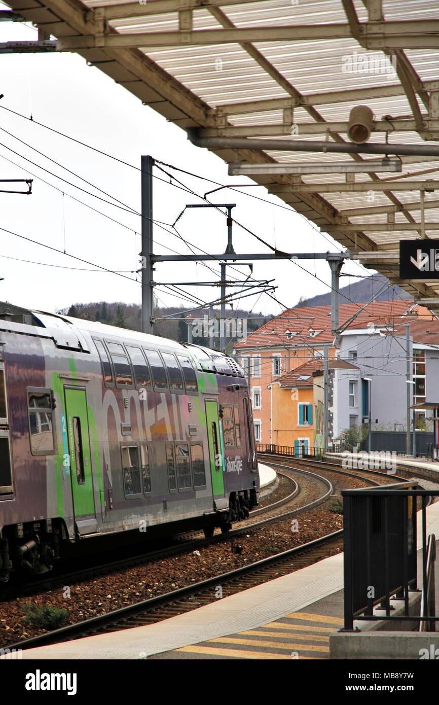 Warten auf die TER Zug entlang der Dock, Grenoble SNCF-Station, Auvergne Region Rhône-Alpes, und das Logo der SNCF, National Railway Company. Grenoble Stockfoto