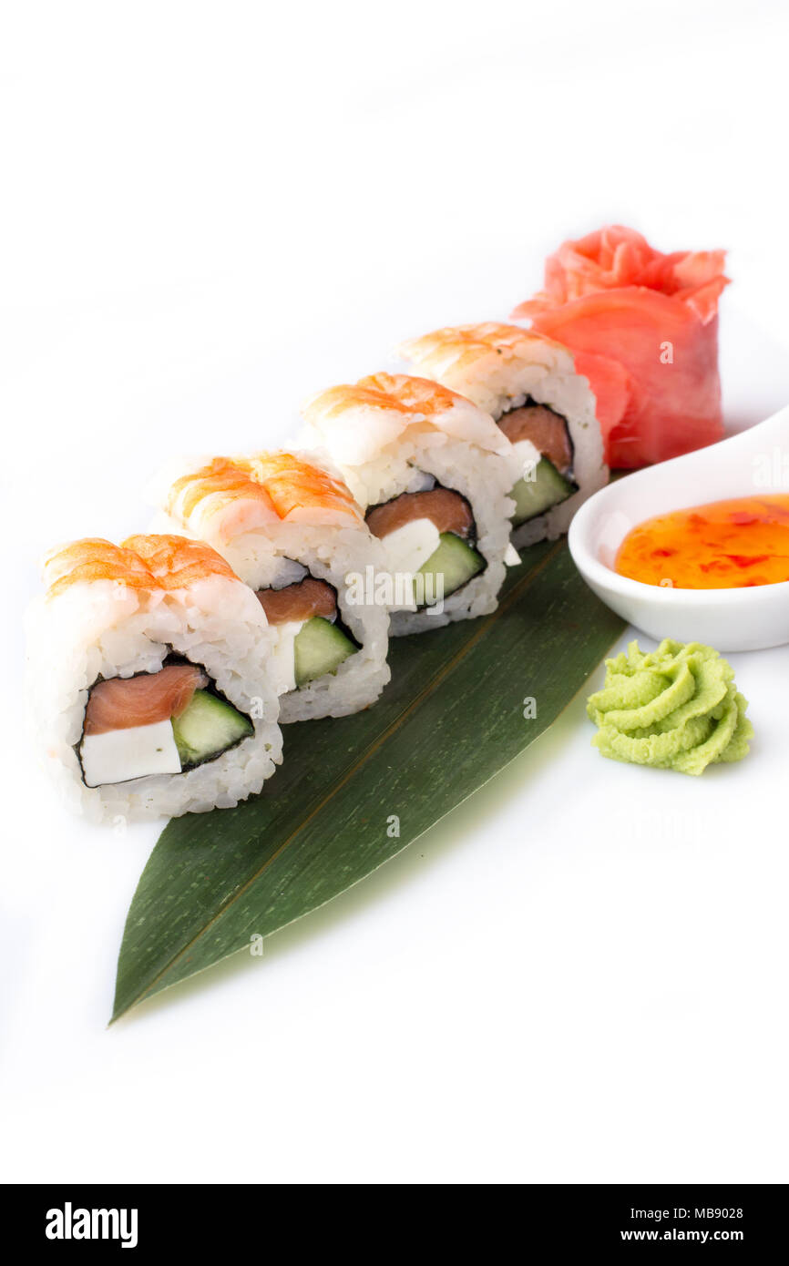 Appetitlich verlockend Satz von sushi Rollen mit Garnelen und Frischkäse auf einem Bananenblatt. Stockfoto