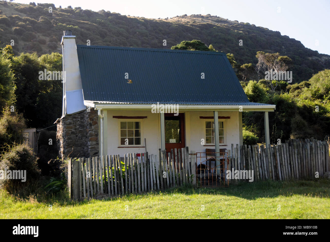 Das historische Haus in Flea Bay Akaroa Neuseeland war die ursprüngliche Bergmänner Cottage, wenn die Bucht erste bewirtschaftet wurde. Stockfoto