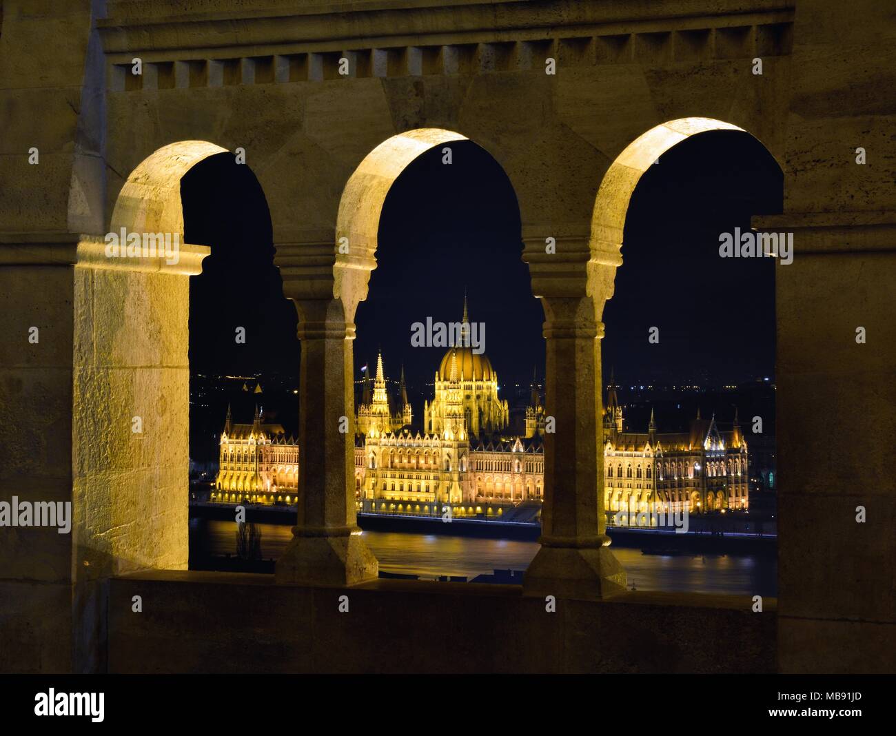 Ungarisches Parlament durch Fischerhochburg Arkaden, Budapest. Stockfoto