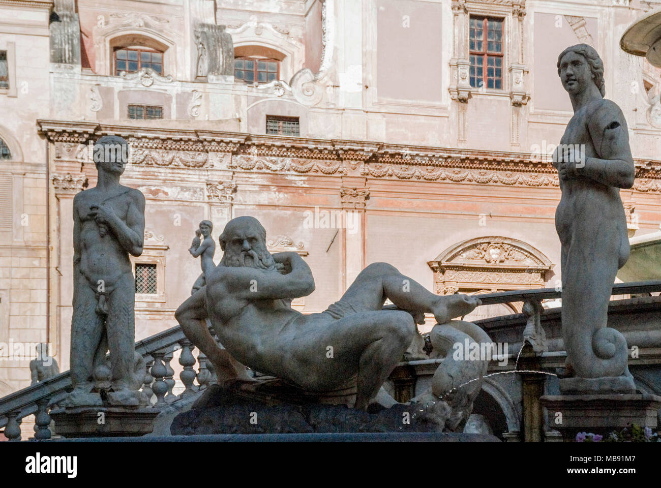 Blick auf den Brunnen der Schande auf barocke Piazza Pretoria, Palermo, Italien, 2013. Stockfoto