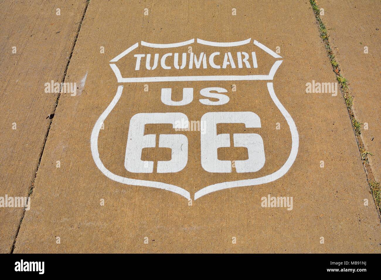 66 Zeichen auf der Straße in Tucumcari lackiert Route Stockfoto