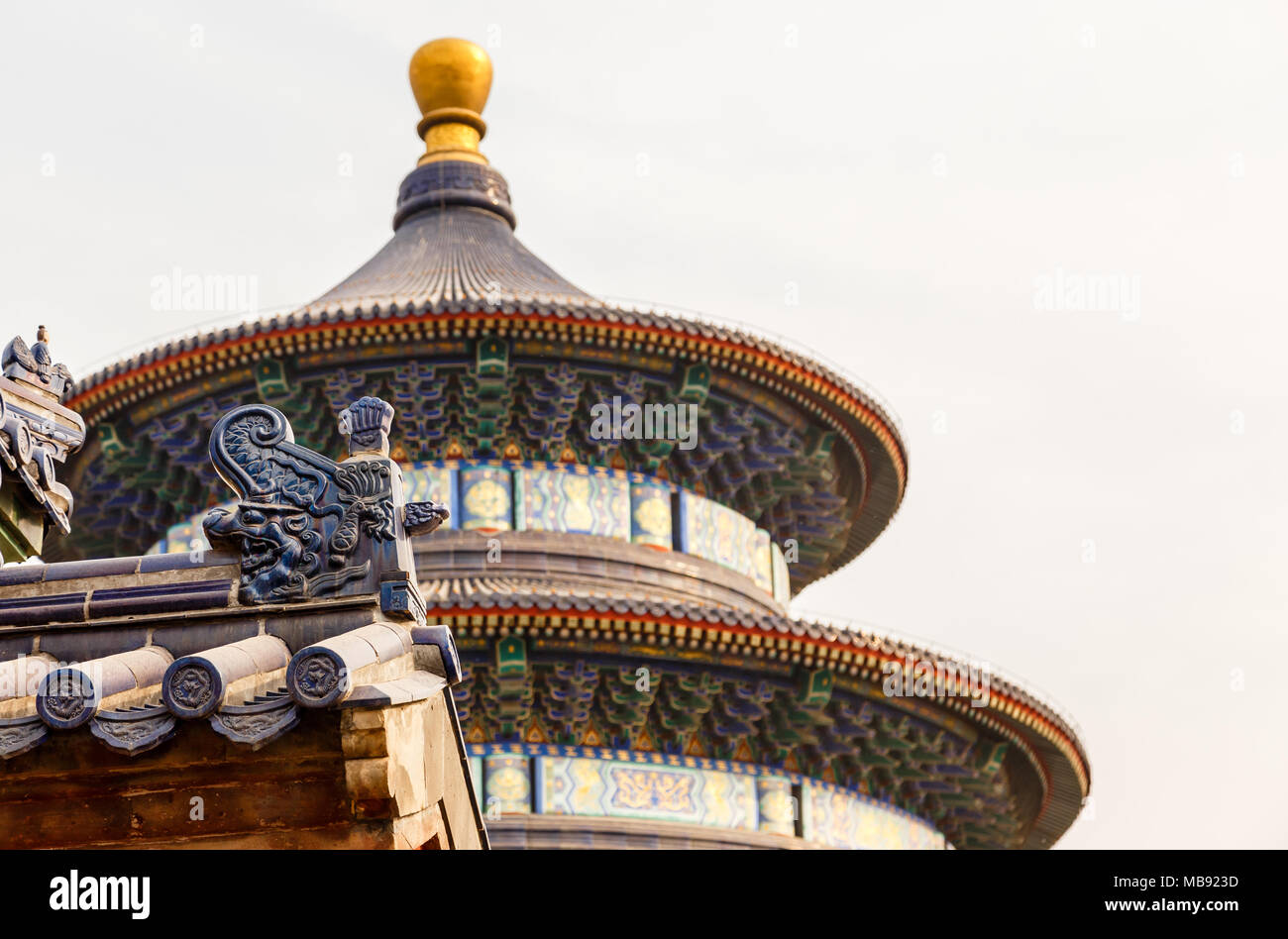 Halle des Gebetes für eine gute Ernte mit Drachen verziert Dach im Vordergrund, Tempel des Himmels Museum Complex, Peking, China Stockfoto