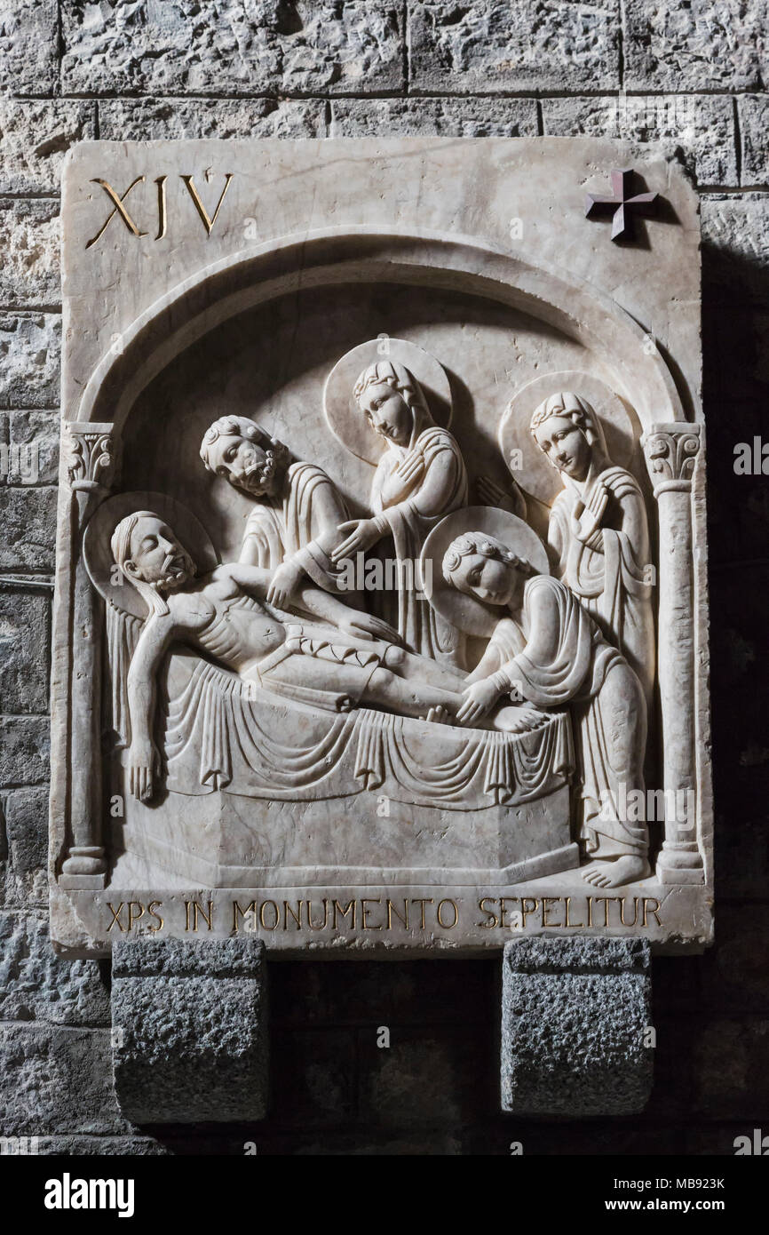 Ripoll, Provinz Girona, Katalonien, Spanien. Vierzehnte Station der Kreuz ist Jesus im Grab, im Kloster von Santa Maria de Ripoll. Die Stockfoto
