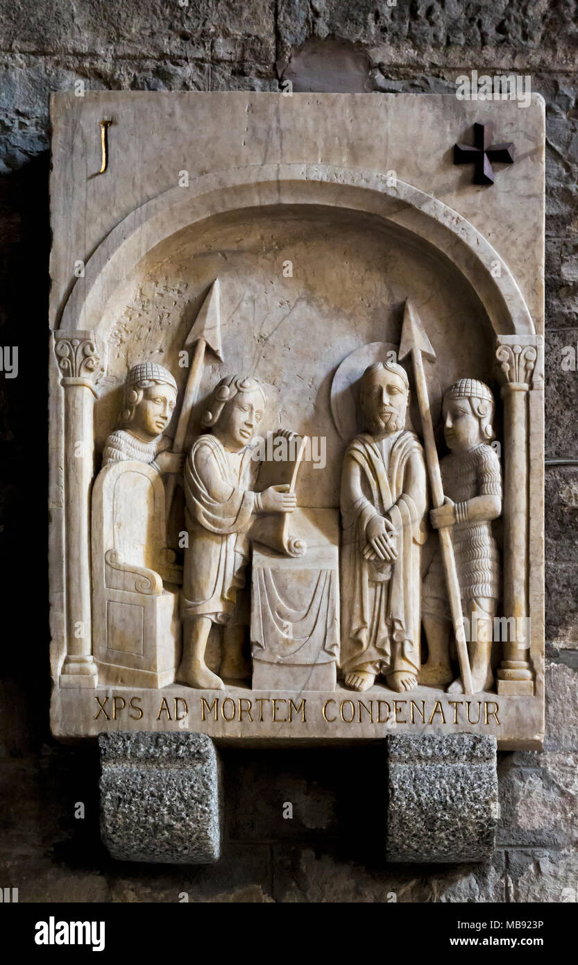 Ripoll, Provinz Girona, Katalonien, Spanien. Erste Station des Kreuzes, Pilatus Jesus zum Tode verurteilt, im Kloster von Santa Maria de Ripoll. Die Ro Stockfoto