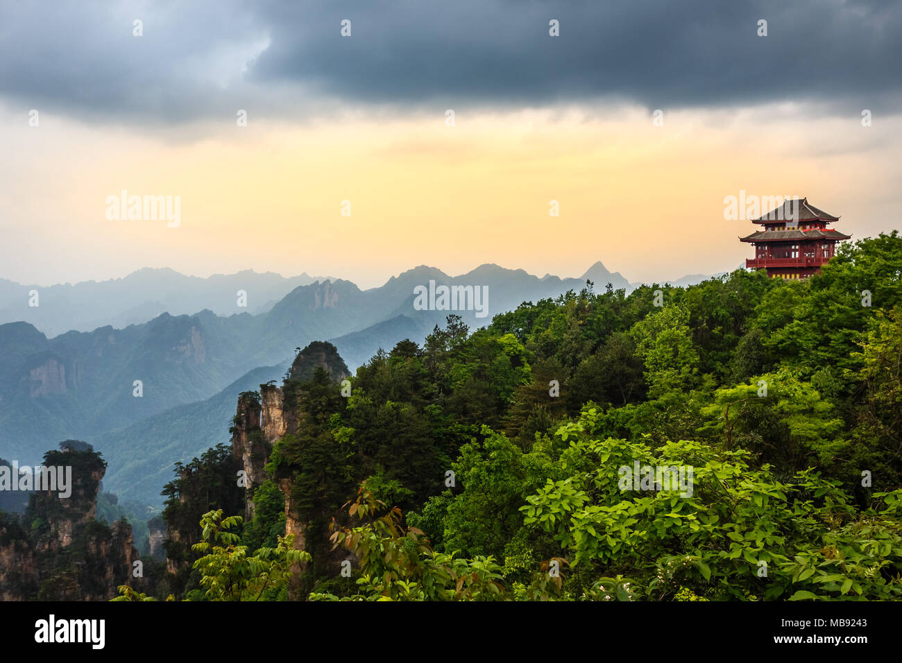 Pagode auf dem Hügel mit Bergen im Hintergrund und den Wald im Vordergrund, Zhangjiajie Nationalpark, Provinz Hunan, China Stockfoto