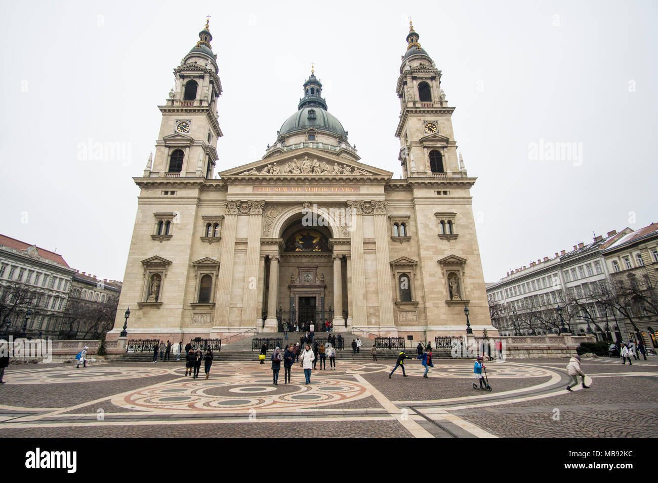 Budapest, Ungarn - März 05, 2018: die Menschen zu Fuß über den Platz vor der St. Stephans Basilika Kirche Stockfoto