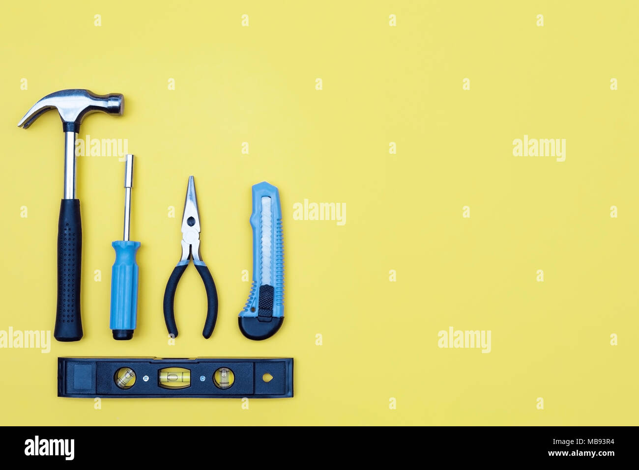 Toolbox tools. Home Improvement Konzept auf gelben Hintergrund. Stockfoto