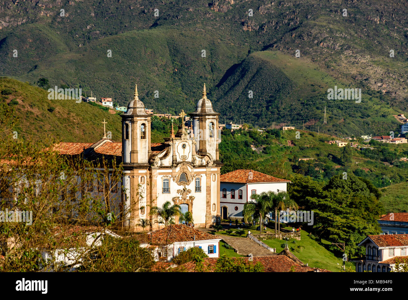 Blick auf eine von mehreren Kirchen und ihrem Glockenturm in Barock und koloniale Architektur der Stadt Ouro Preto in Minas Gerais mit seinen Bergen Stockfoto