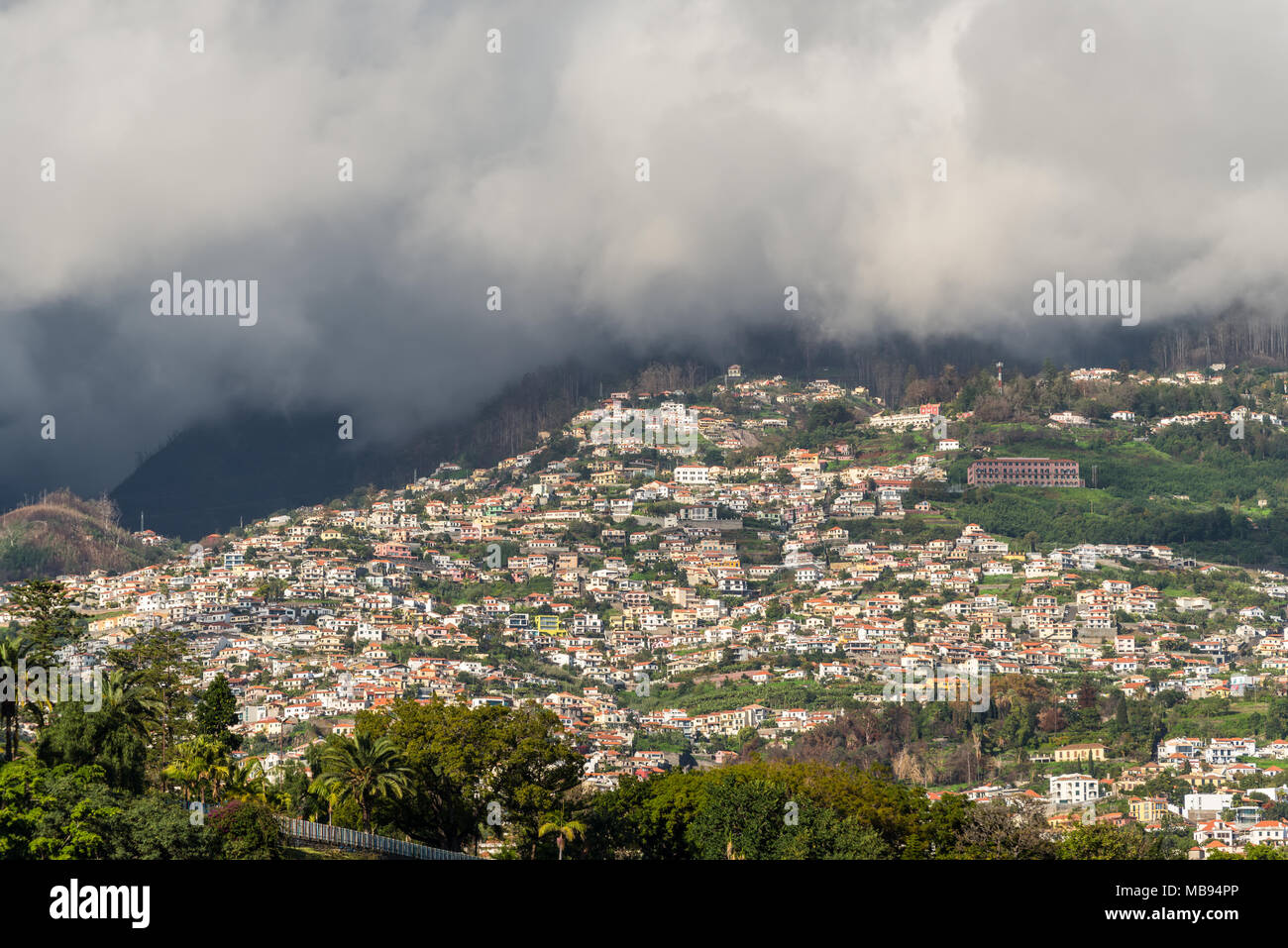 Funchal, Portugal - Dezember 10, 2016: Blick auf die Stadt am Hang des Berges von einem Schiff in den Hafen von Seehafen der Insel Madeira, Portugal Stockfoto