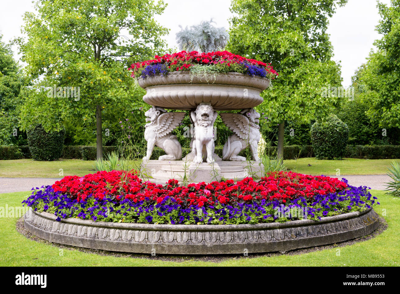 Blumentopf von Stein unterstützt geflügelten Löwen im Regents Park in London, Großbritannien Stockfoto