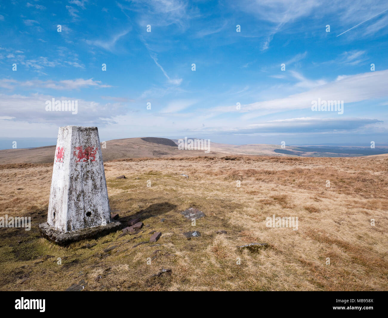 Blick von der trig Säule auf dem Lüfter Nedd Gipfel zu Ventilator Gyhirych und die fernen Carmarthen Fans, fforest Fawr, Brecon Beacons National Park, Großbritannien Stockfoto