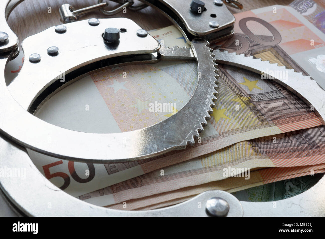 Die Kriminalität in der Europäischen Union. Euro und Handschellen. Stockfoto