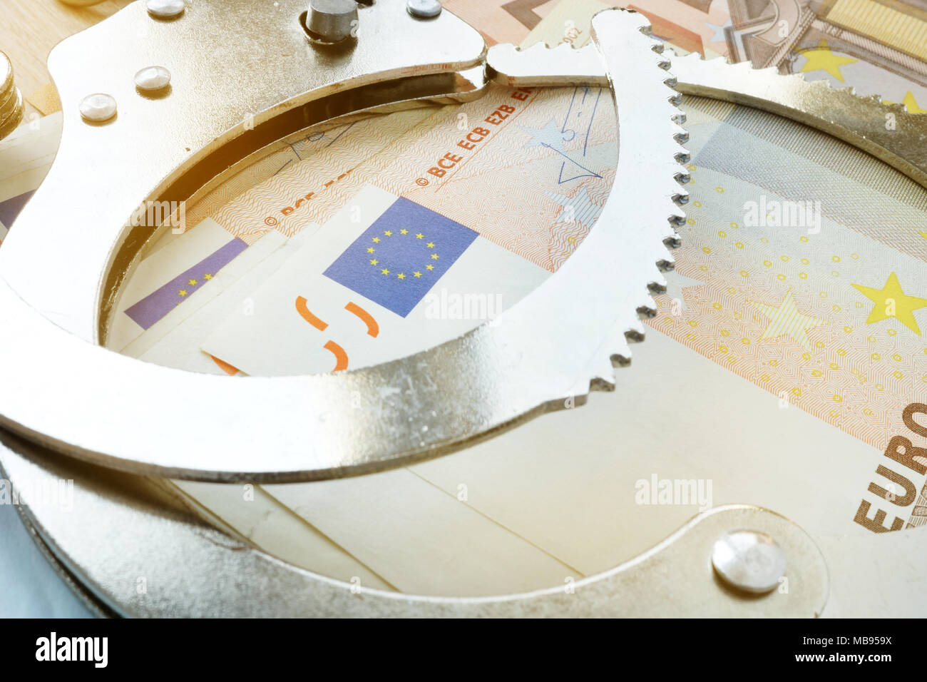 Finanzieller Betrug in der EU. Handschellen und Euro-scheine. Kriminalität mit Geld. Stockfoto