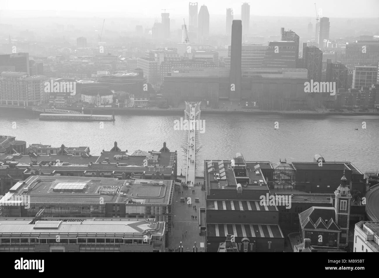 Blick von der St. Paul's Cathedral mit Blick auf die Thames & Tate Modern. Stockfoto