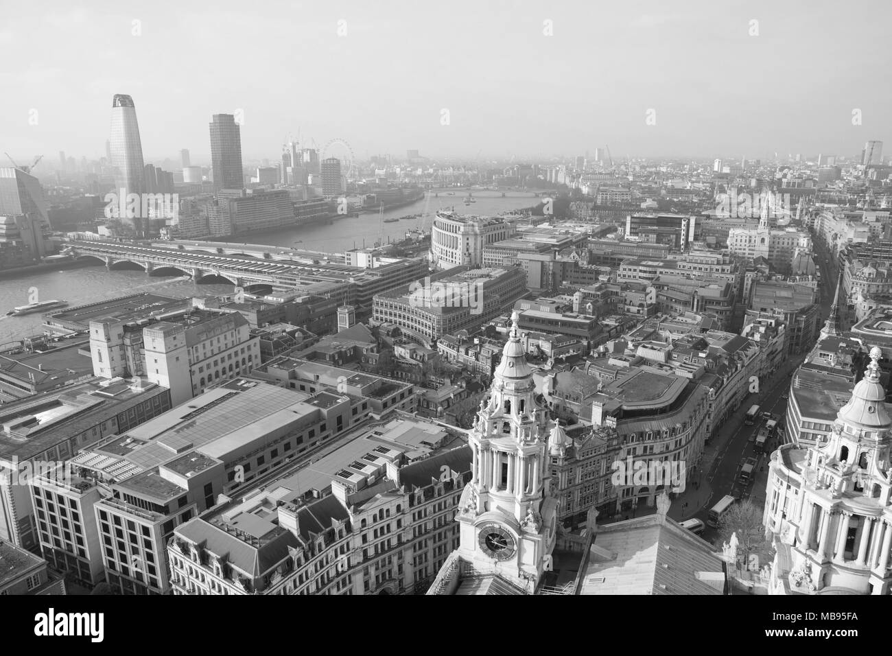 Blick von der St. Paul's Cathedral Blick nach Westen in Richtung Unilever Haus & Waterloo Bridge Stockfoto