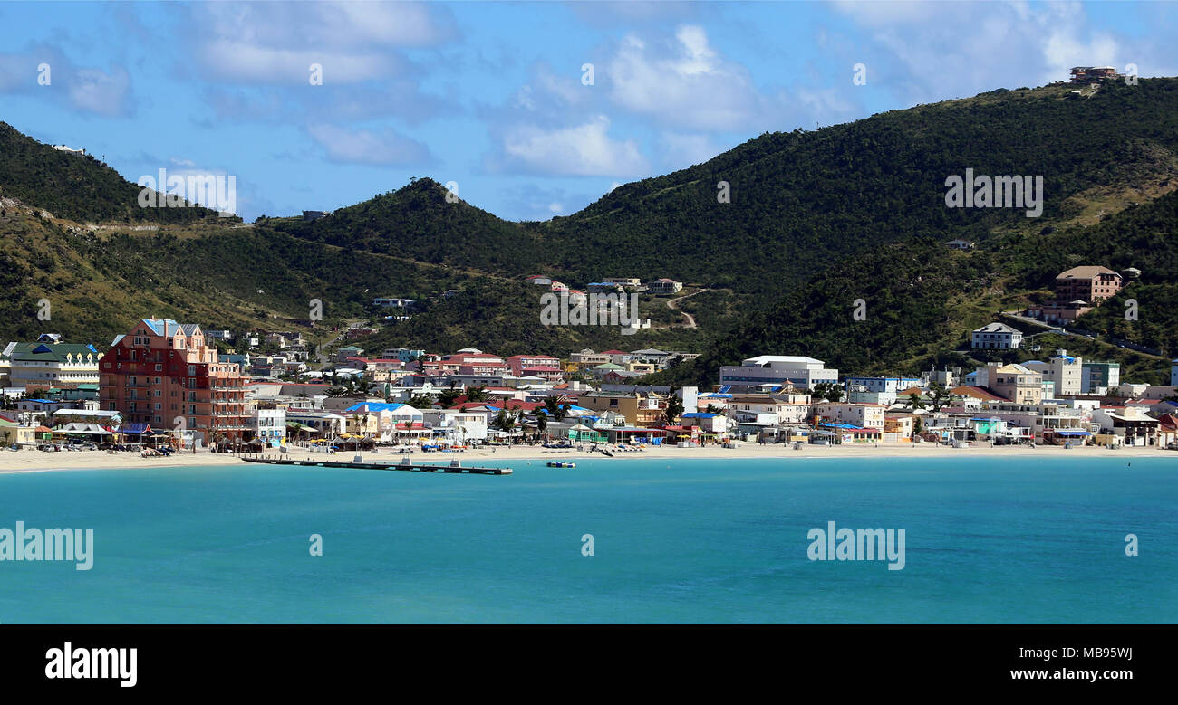 Strand touristische Stadt Antigua Guatemala ab Great Bay, St. Martin gesehen Stockfoto