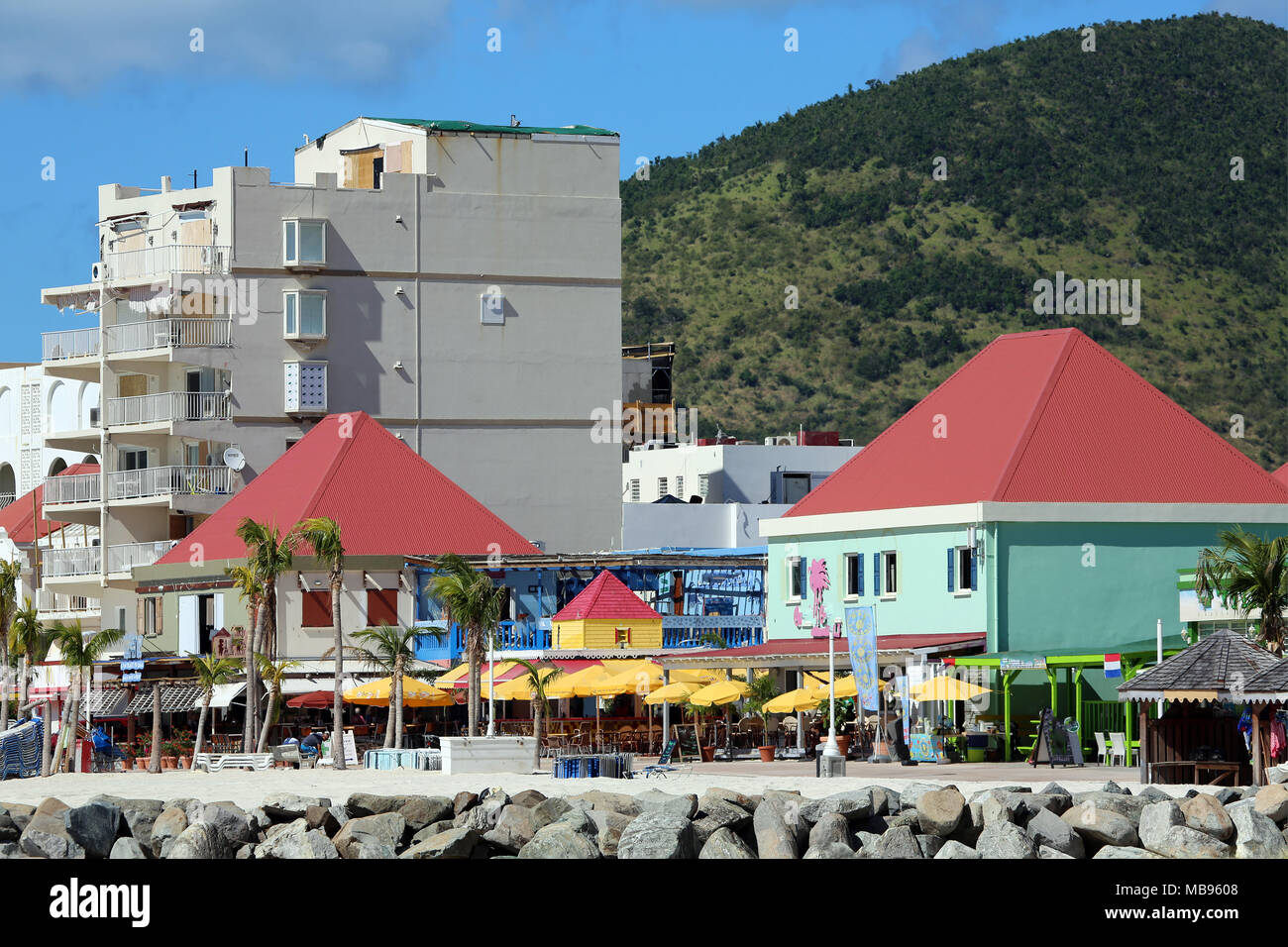 Karibik am Strand, Geschäfte, Restaurants, Hotels und Sonnenschirme am Strand Stockfoto