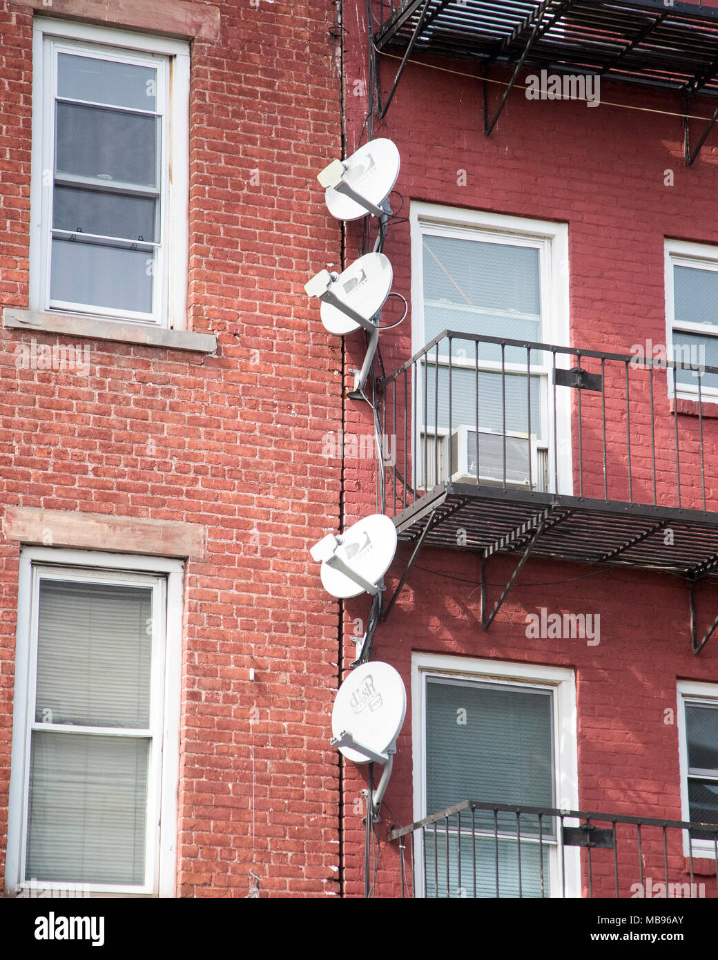 Satellitenschüsseln auf ein Gebäude in Paterson, New Jersey Stockfoto