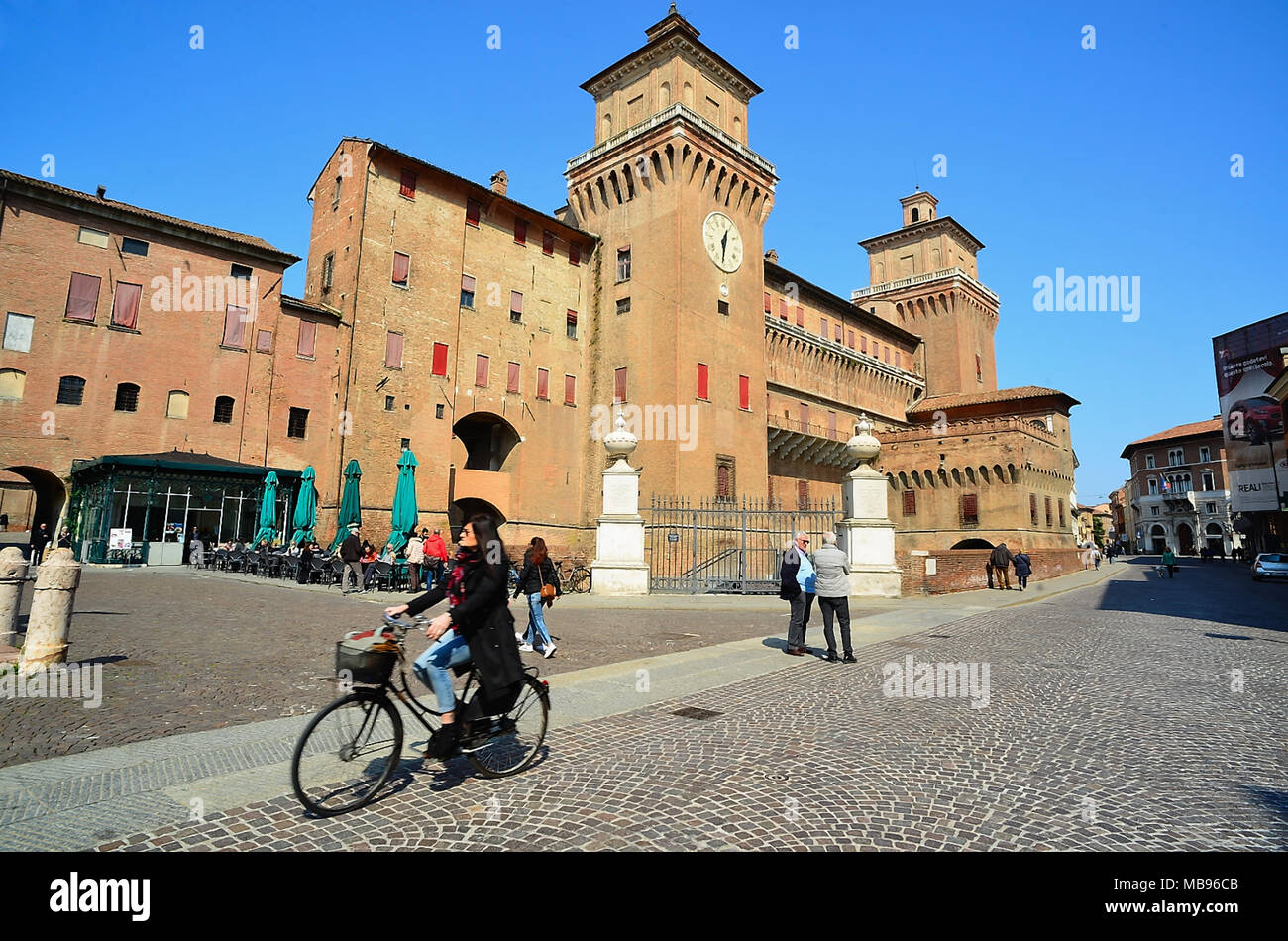 Ferrara, Italien. Das Castello Estense ('Este Schloss') oder das Castello di San Michele ('St. Michael's Castle") ist ein wasserschloss mittelalterliche Burg im Zentrum von Ferrara, in Norditalien. Es besteht aus einem großen Block mit vier Ecktürmen. Stockfoto