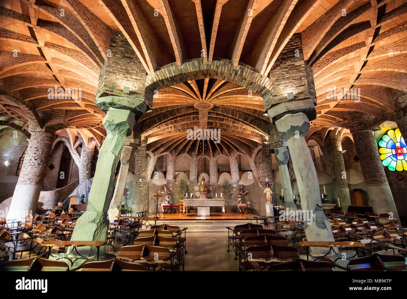 Innenansicht der Kirche von Colònia Güell von Antoni Gaudi gebaut, in Santa Coloma de Cervello, Spanien. Stockfoto