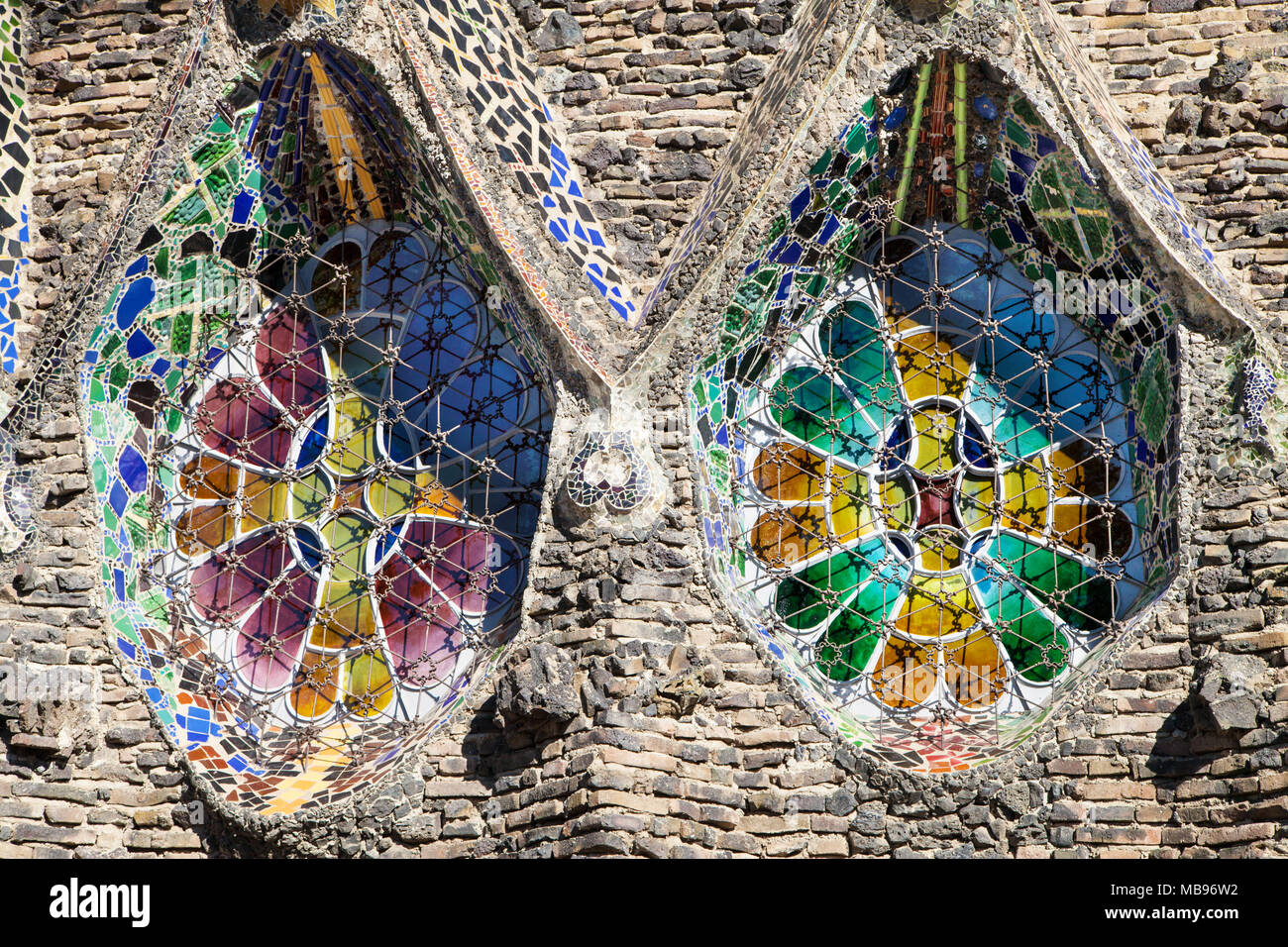 Glasfenster der Colonia Güell Kirche, gebaut von Antoni Gaudi, in Santa Coloma de Cervello, Spanien. Stockfoto