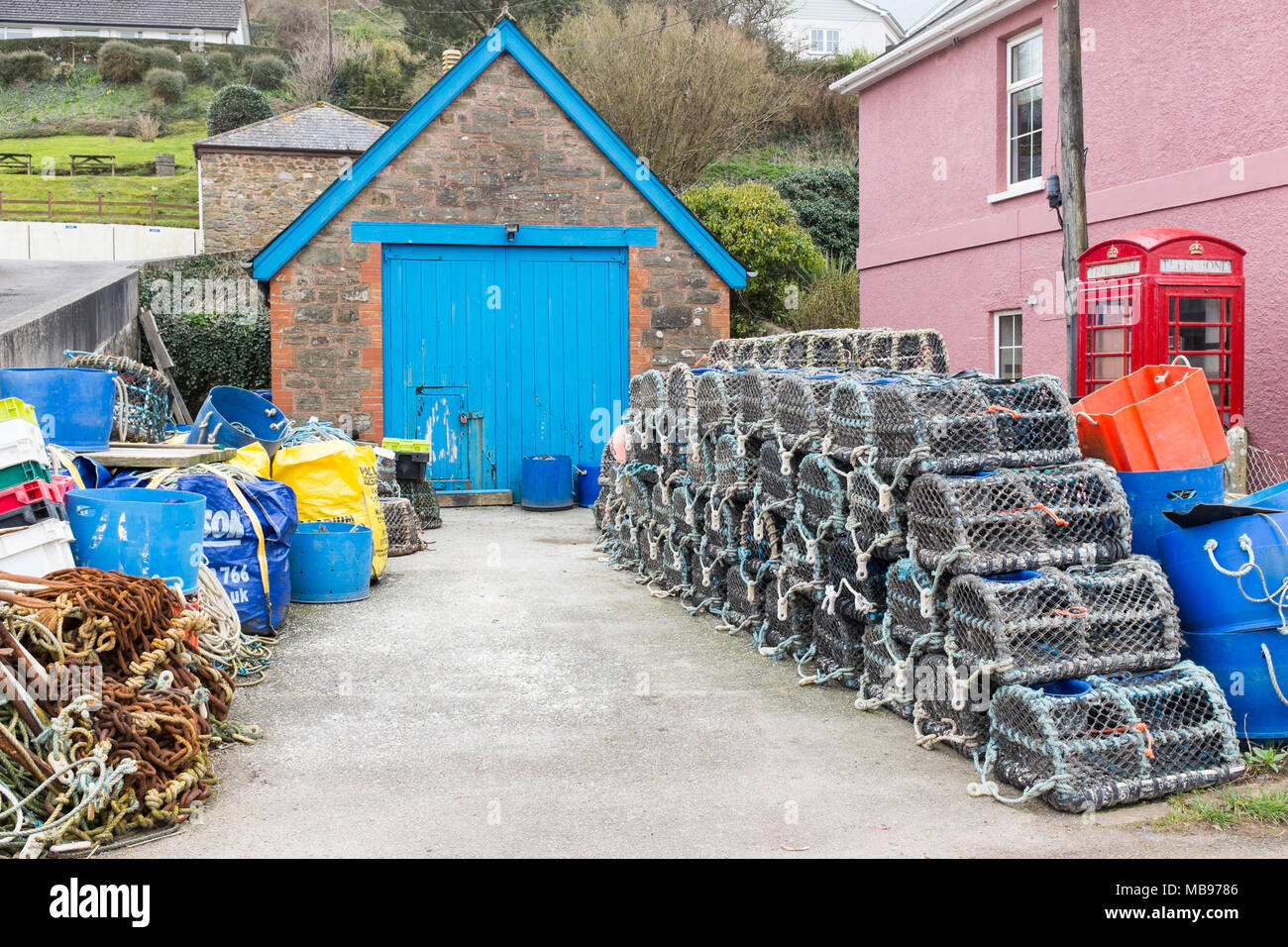 Fisherman's Krabben und Hummer Töpfe gestapelt durch ein in die South Hams Dorf Hope Cove Schuppen in Devon Stockfoto