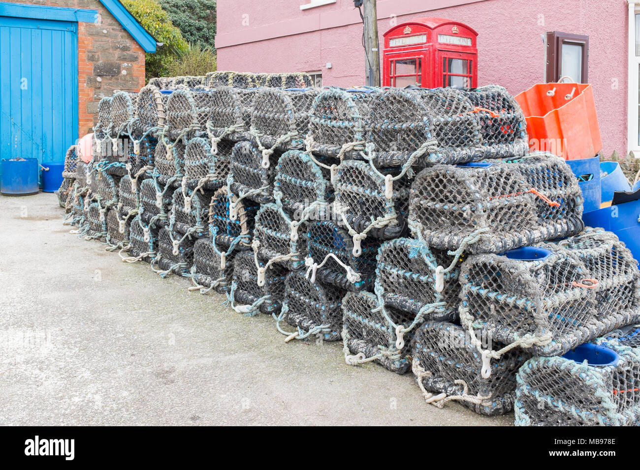 Fisherman's Krabben und Hummer Töpfe gestapelt durch ein in die South Hams Dorf Hope Cove Schuppen in Devon Stockfoto