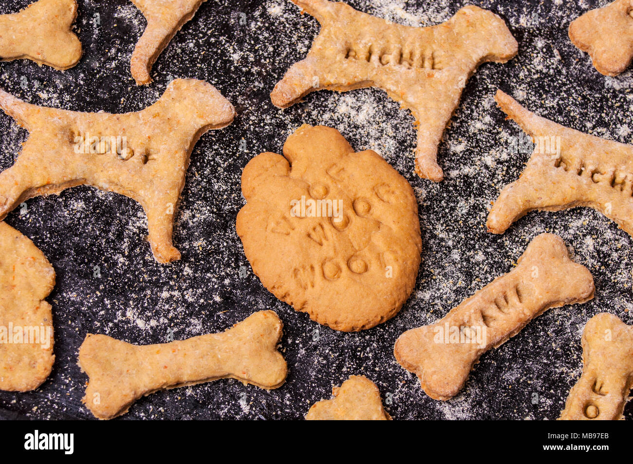 Hausgemachte Hundekekse auf schwarzem Hintergrund Stockfoto