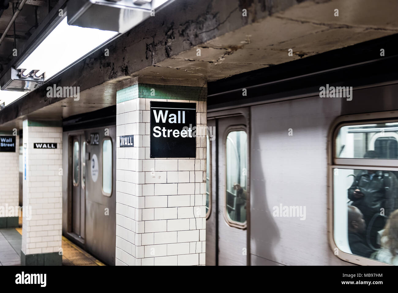 New York City, USA - 30. Oktober 2017: U-transit große Plattform in NYC Subway Station, Eisenbahnschienen, Wall Street in der Innenstadt von Fliesen- c Stockfoto