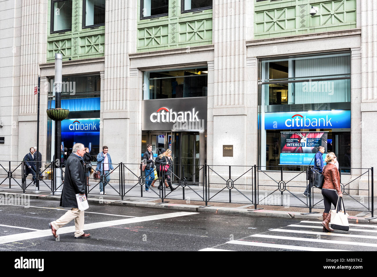 New York City, USA - 30. Oktober 2017: Citibank Citi Bank Filiale in Midtown Manhattan, New York City, in der Nähe der Wall Street closeup, Urban Street Road mit Business p Stockfoto