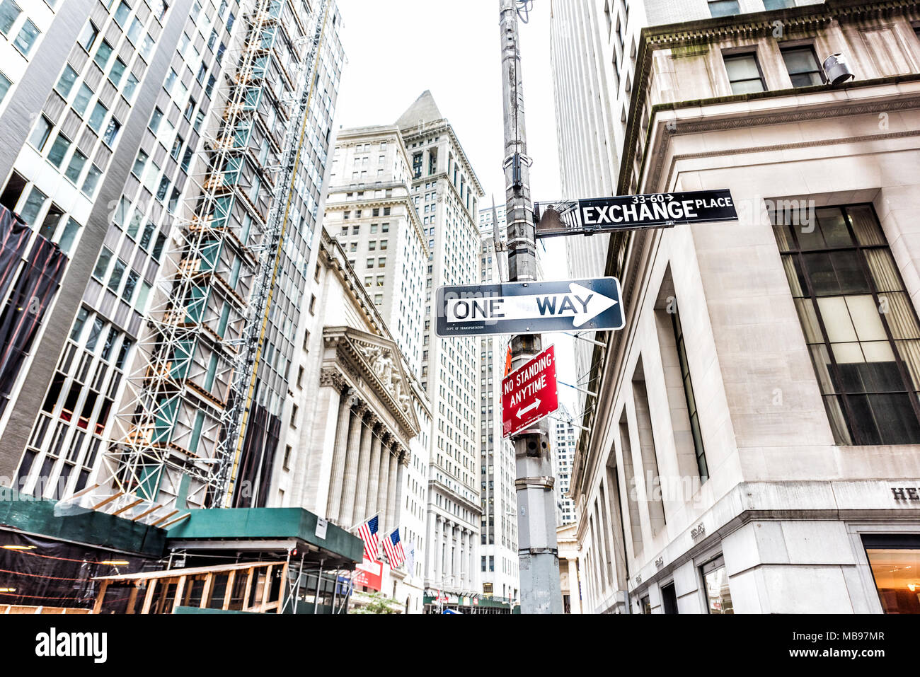 New York City, USA - 30. Oktober 2017: Austausch von Wall Street Straße in New York City Manhattan unteren Financial District in der Innenstadt, mit dem Bau von konst Stockfoto