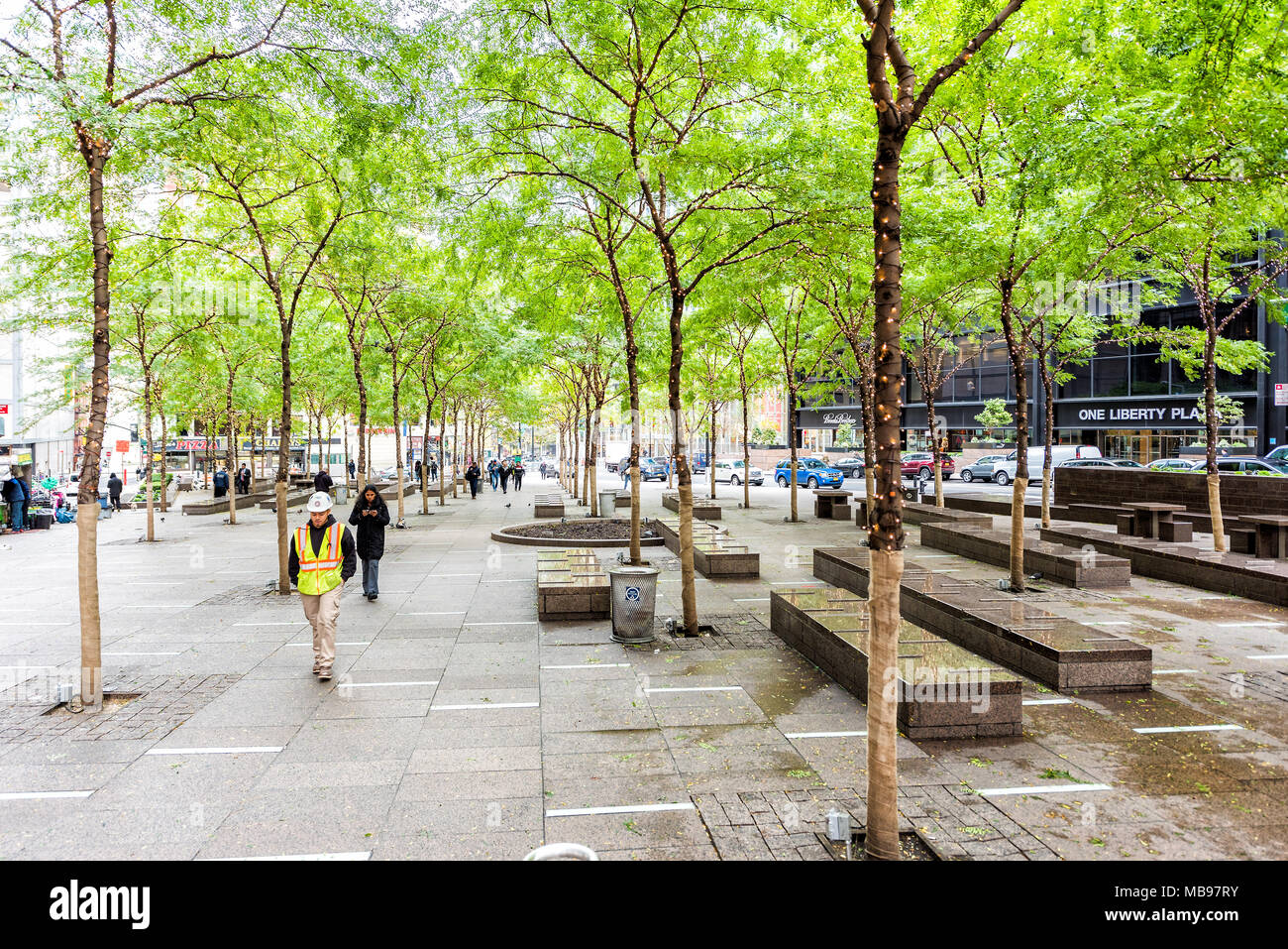 New York City, USA - 30. Oktober 2017: NYC Manhattan unteren Financial District downtown, NYSE, grünen Bäumen im Zuccotti Park, Ferienwohnung leuchtenden Lampen Stockfoto