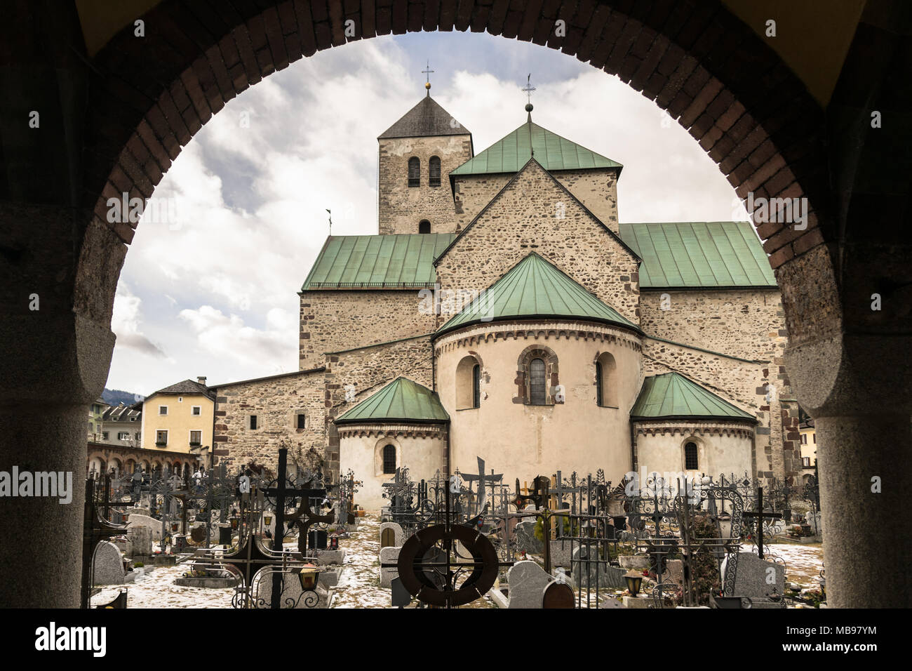 Innichen, Italien - Dezember 25, 2016: Blick auf den alten Friedhof der Pfarrei San Candido. Die Kreuze sind fast alle von Hand gefertigt - gearbeitet, Bügeleisen Stockfoto