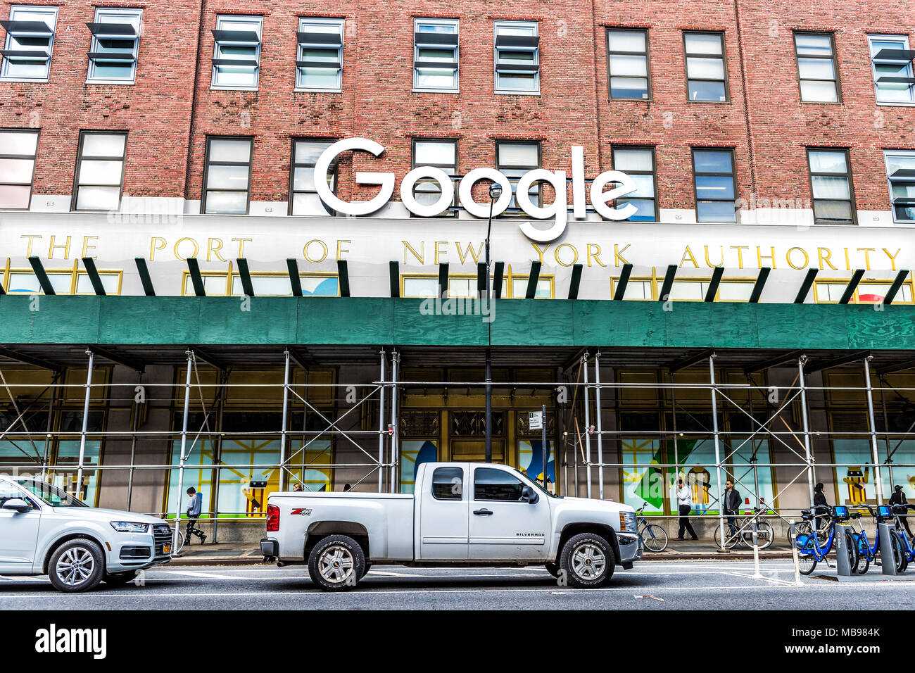 New York City, USA - 30. Oktober 2017: Google Unternehmen Office grünes Schild in der Innenstadt untere Chelsea Nachbarschaft Stadtteil Manhattan NYC, Gerüst Konstr Stockfoto