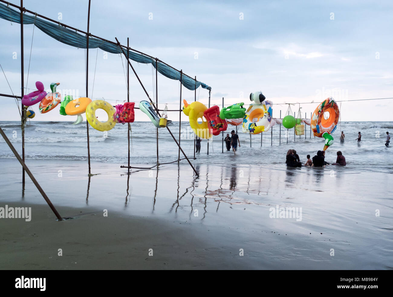 Bunte Rettungsringe auf Verkauf durch das Kaspische Meer. Babolsar, Provinz Mazandaran, Iran Stockfoto