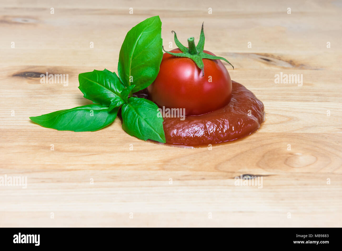 Ketchup Konzept Tomatenmark Basilikum board Zutaten italienische Soße. Stockfoto