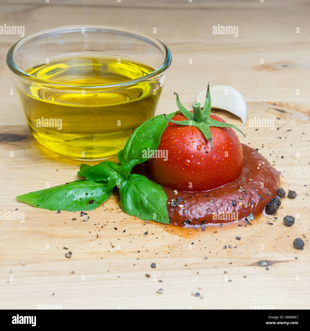 Ketchup Tomaten Basilikum Olivenöl Kräuter Knoblauch board schwarzer Pfeffer Zutaten Square. Stockfoto