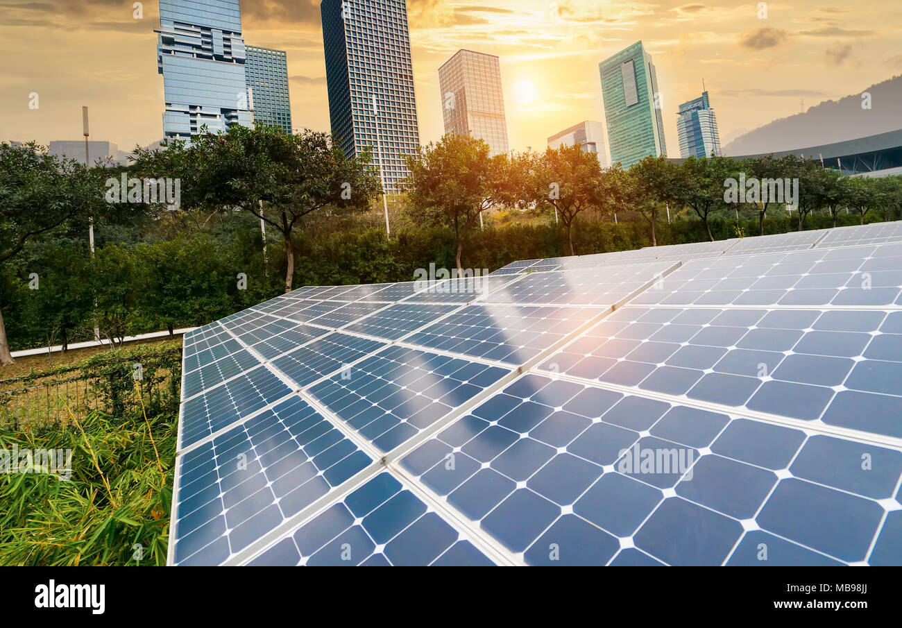 Ökologische Energie erneuerbare solar panel Anlage mit urbanen Landschaft Sehenswürdigkeiten Stockfoto